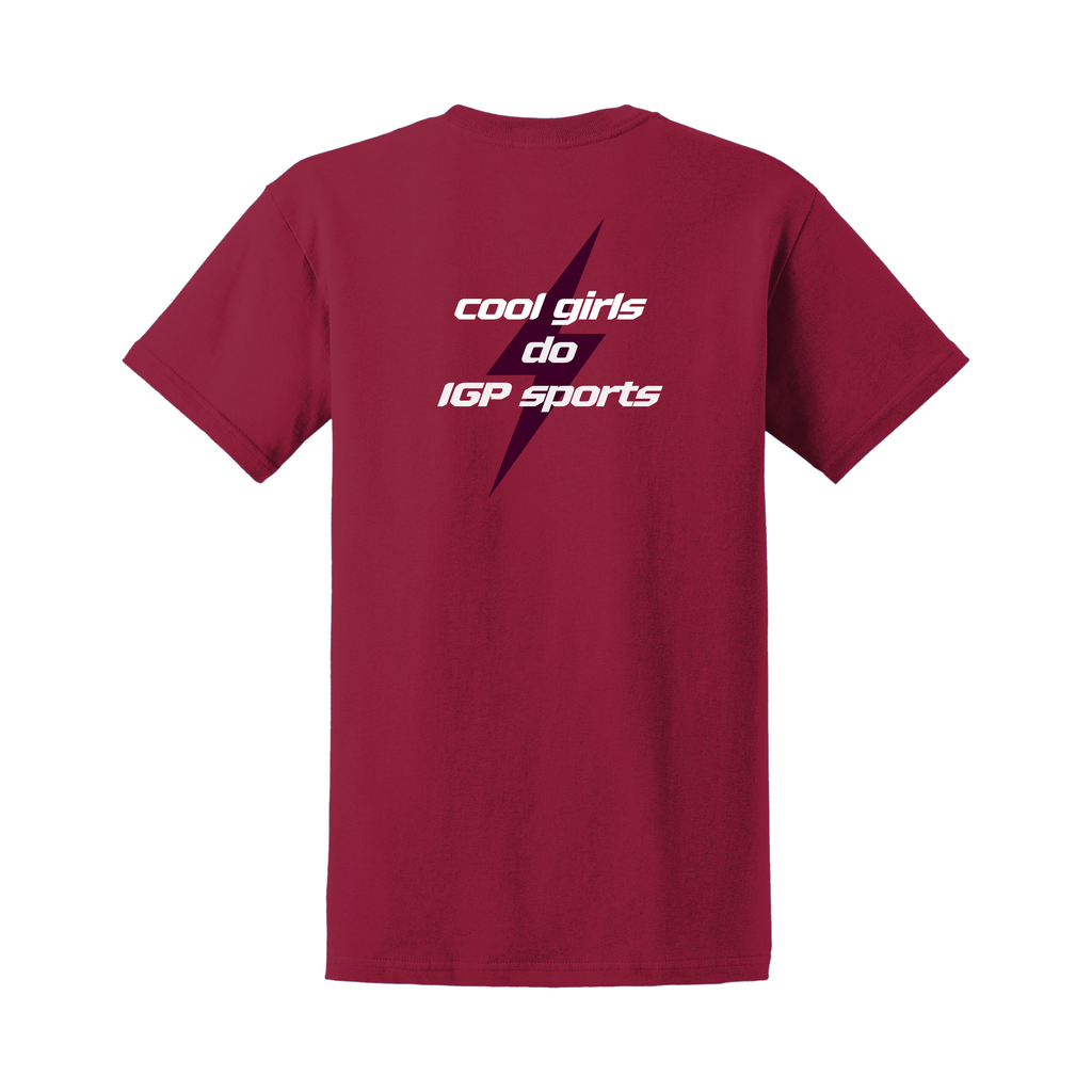 Rotes T-Shirt mit großem weißen Rückenprint „cool girls do IGP sports“ und violettem Blitzmotiv, vor weißem Hintergrund.