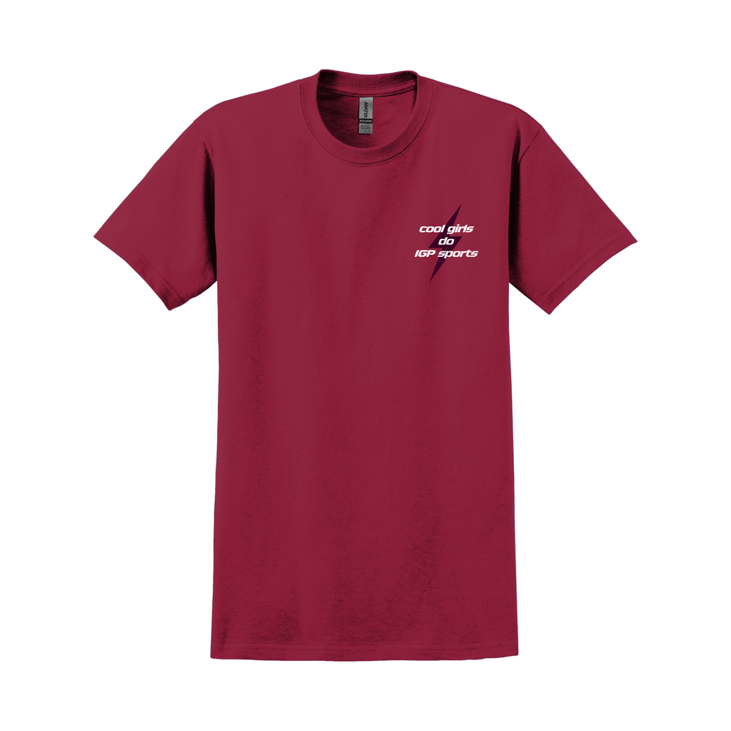 Rotes T-Shirt mit kleinem weißen Frontprint „cool girls do IGP sports“ und Blitzmotiv, vor weißem Hintergrund.