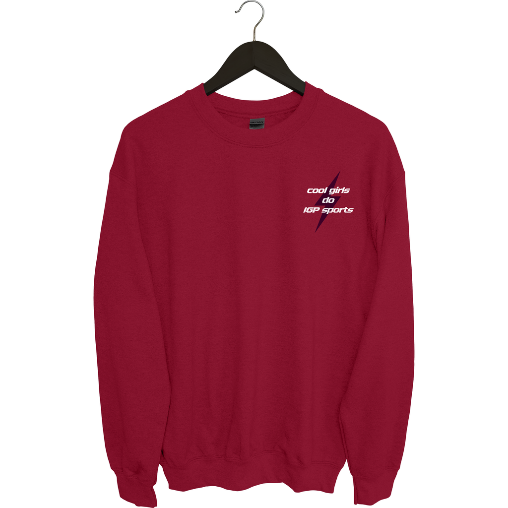Rotes Sweatshirt mit kleinem weißen Frontprint „cool girls do IGP sports“ und Blitzmotiv, vor weißem Hintergrund.