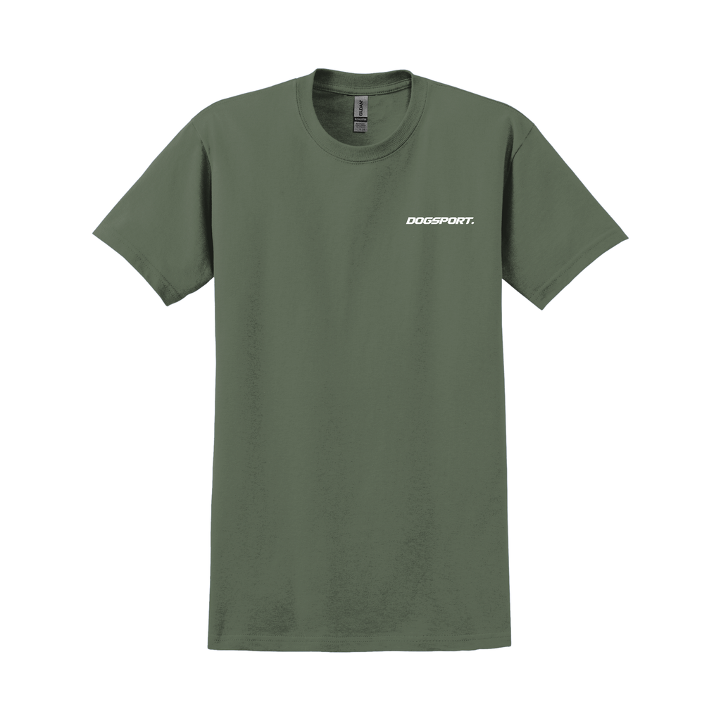 Grünes T-Shirt mit kleinem weißen DOGSPORT-Logo auf der Brust
