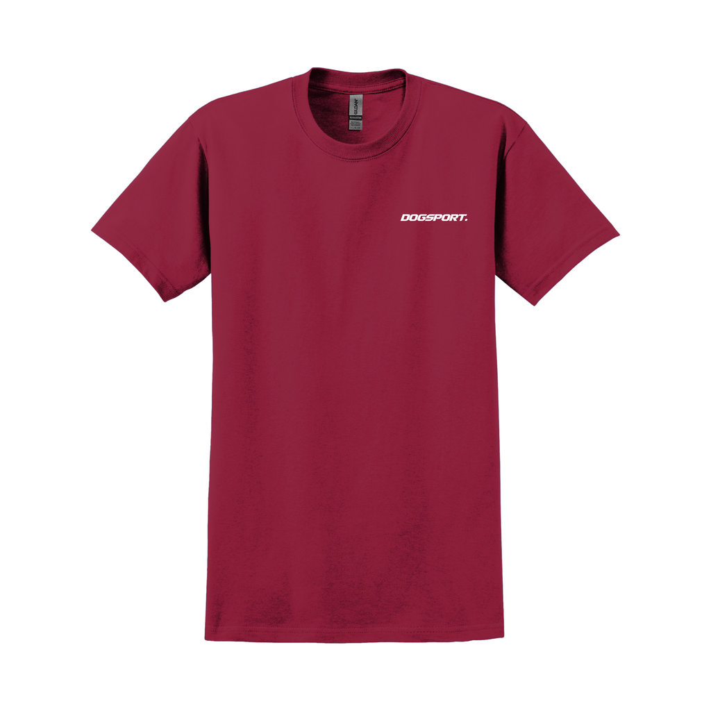 Rotes T-Shirt mit kleinem weißen DOGSPORT-Logo auf der Brust