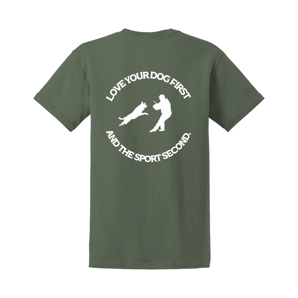 Grünes Hundesport T-Shirt mit großem weißen Rückenprint „Love your dog first and the sport second“