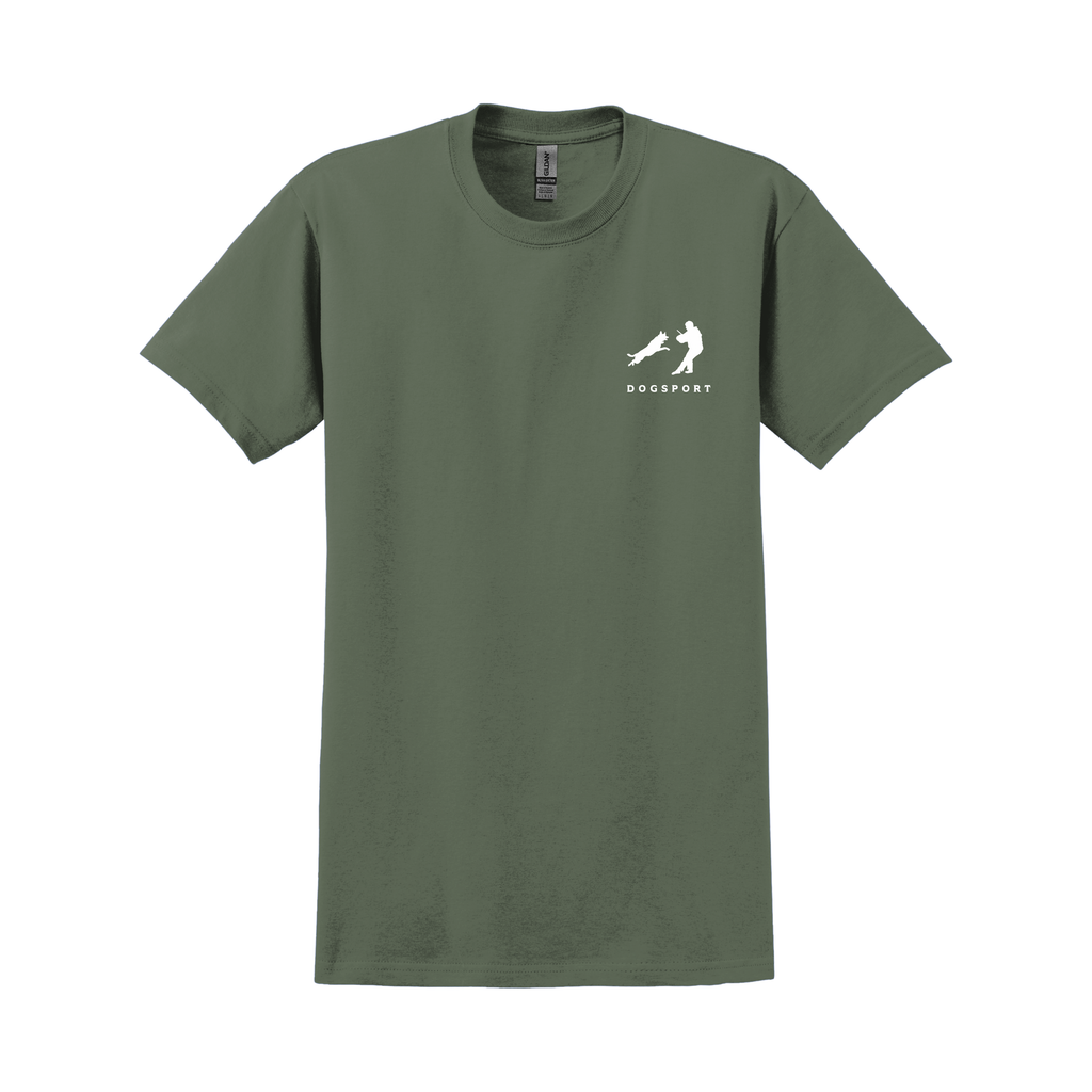 Grünes T-Shirt mit kleinem weißen Frontprint eines Schutzdienst-Helfers und eines angreifenden Hundes sowie DOGSPORT-Schriftzug, vor weißem Hintergrund.