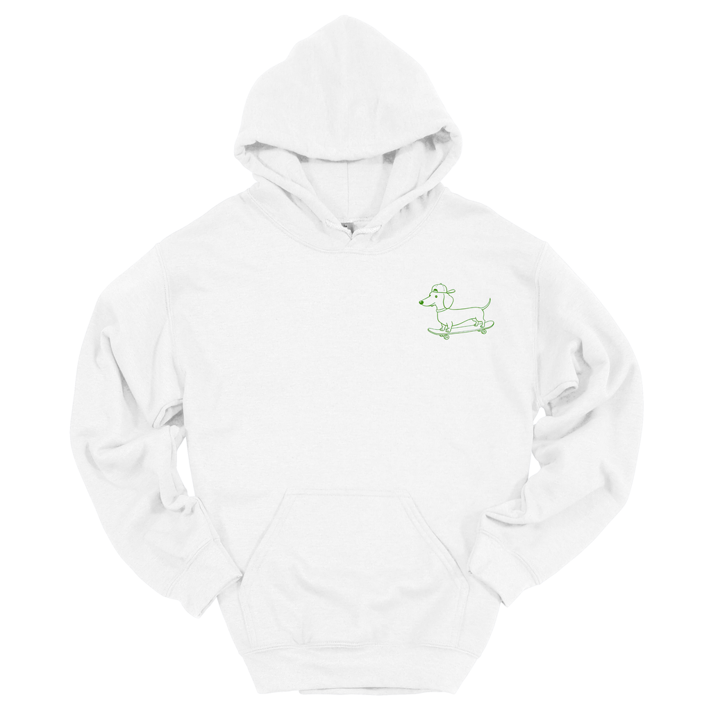 Weißer Hoodie mit kleinem grünen Frontprint eines Dackels auf einem Skateboard im Line-Art-Stil; Produktfoto vor weißem Hintergrund.