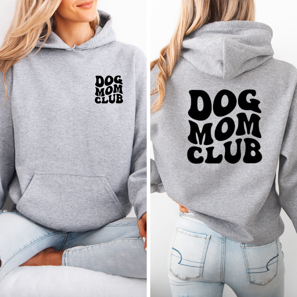 Hellgrauer Hoodie mit schwarzem Frontprint „Dog Mom Club“ auf der Brust und großem „Dog Mom Club“-Print auf dem Rücken; getragen von einer sitzenden Frau, geteilter Vorder- und Rückenansicht vor hellem Hintergrund.