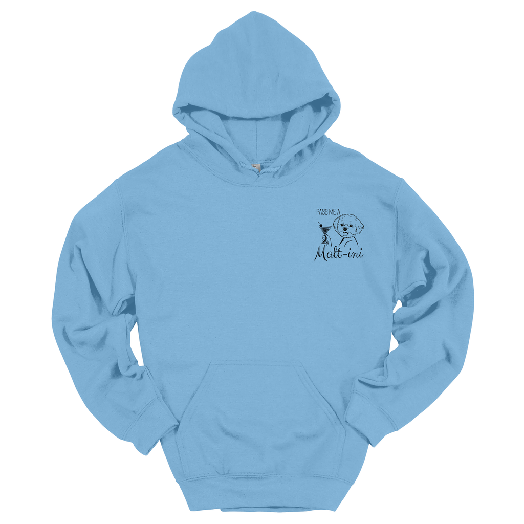 Hellblauer Hoodie mit kleinem schwarzen Frontprint „Pass me a Malt-ini“ und Malteser-Illustration mit Martini-Glas; Produktfoto vor weißem Hintergrund.
