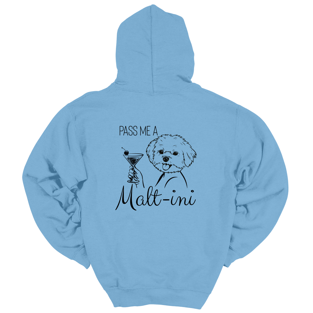 Hellblauer Hoodie mit großem Rückenprint „Pass me a Malt-ini“ und Malteser-Illustration mit Cocktailglas; Produktfoto vor weißem Hintergrund.