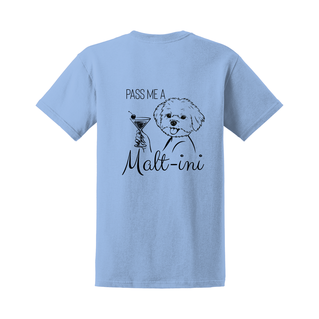Hellblaues HUNDert % T-Shirt mit Illustration eines fröhlichen Hundes, der ein Martini-Glas hält, und dem Schriftzug „Pass me a Malt-ini“. Humorvolles Hunde-Motiv für Hundemamas.