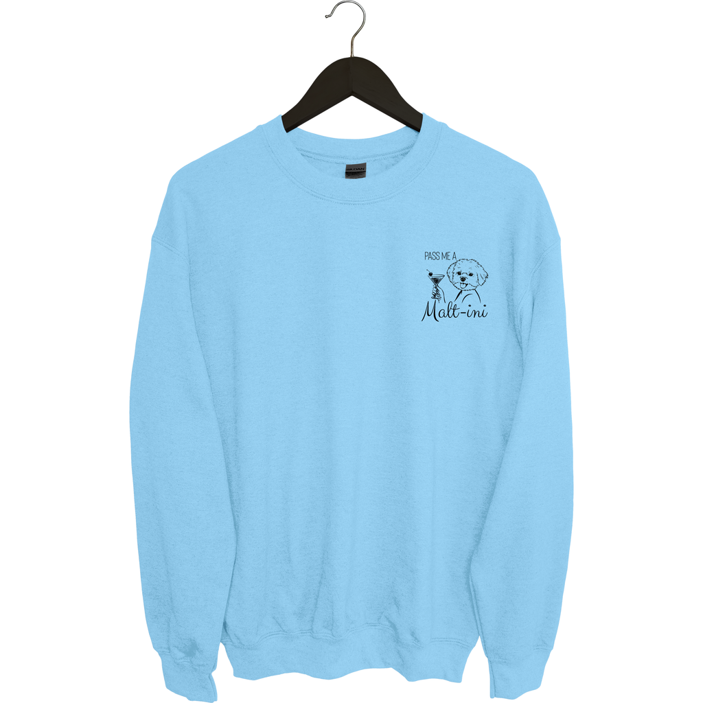 Hellblauer Sweater mit kleinem Brustmotiv eines Maltesers mit Cocktailglas und dem Text „Pass me a Malt-ini“