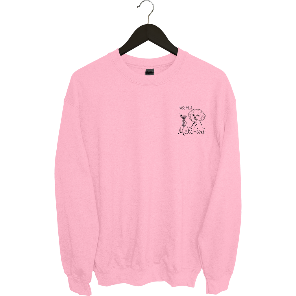 Rosafarbener Sweater mit kleinem Brustmotiv eines Maltesers mit Cocktailglas und dem Text „Pass me a Malt-ini“