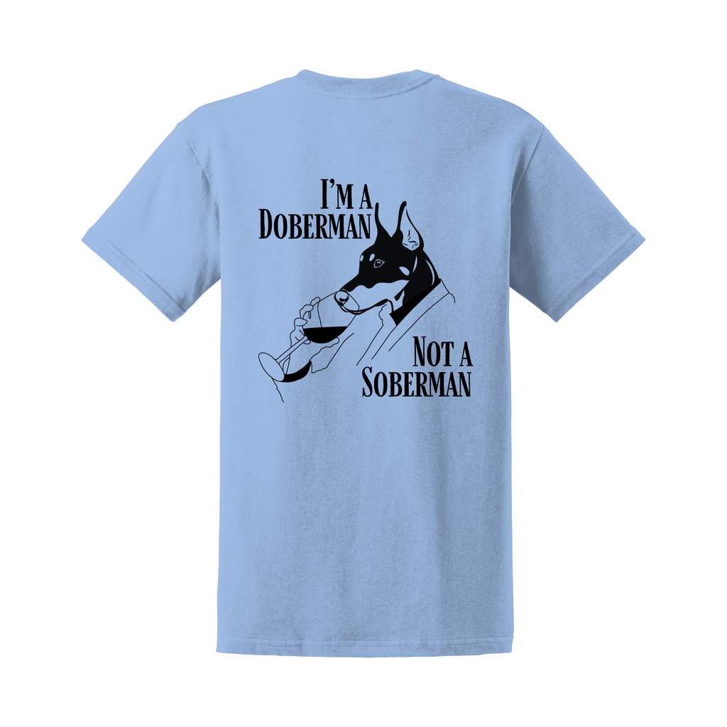 Hellblaues T-Shirt mit großem Rückenprint „I’m a Doberman, Not a Soberman“ und Dobermann-Illustration; Produktdarstellung freigestellt vor weißem Hintergrund.