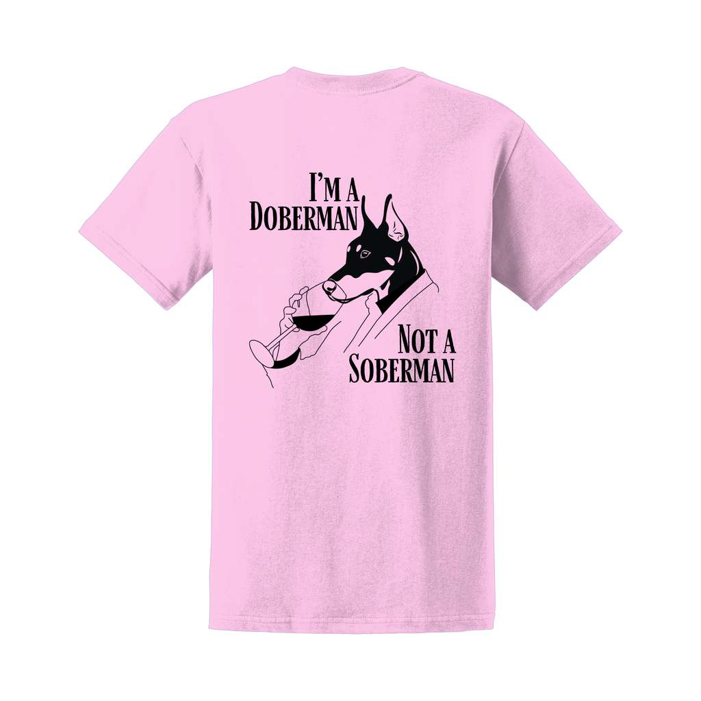 Rosa T-Shirt mit großem Rückenprint „I’m a Doberman, Not a Soberman“ und Dobermann-Illustration; Produktdarstellung freigestellt vor weißem Hintergrund.