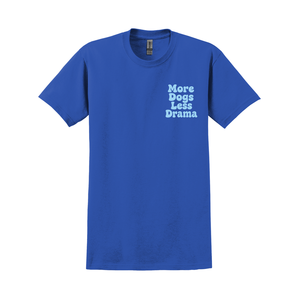 Royalblaues T-Shirt mit kleinem Frontprint „More Dogs Less Drama“ in heller Schrift; Produktfoto vor weißem Hintergrund.