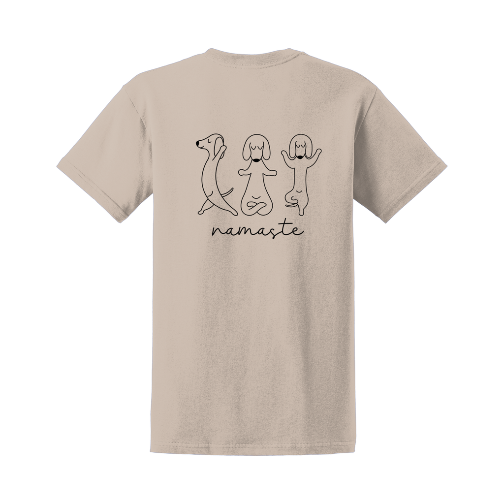 Beiges T-Shirt mit großem Rückenprint dreier Hunde in Yoga-Posen und dem Schriftzug „Namaste“; Produktdarstellung freigestellt vor weißem Hintergrund.