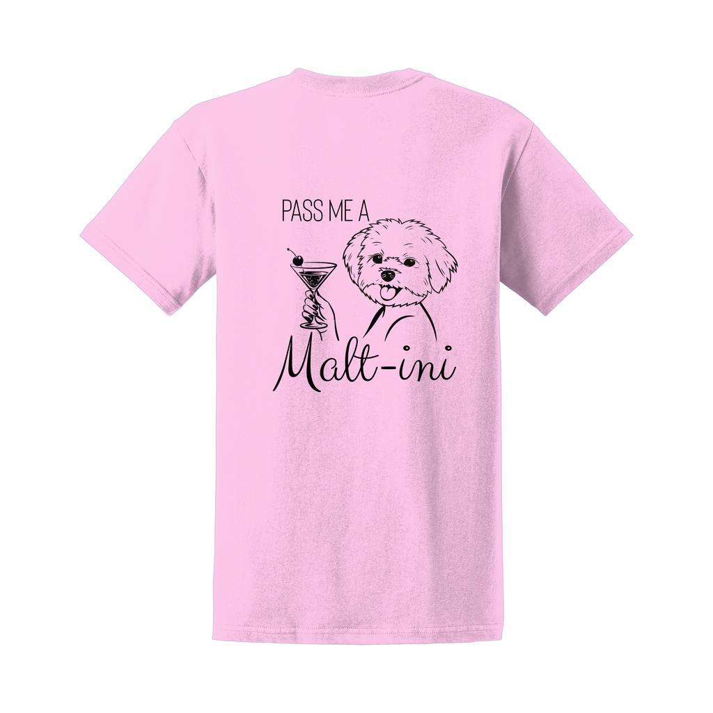 Rosafarbenes T-Shirt mit großem Rückenprint eines Malteser-Hundes, der einen Martini hält, sowie dem Schriftzug „Pass me a Malt-ini“; Produktdarstellung freigestellt vor weißem Hintergrund.