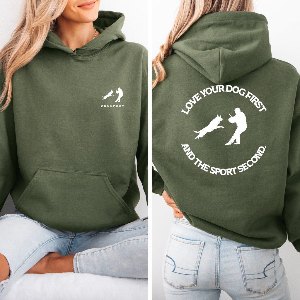 Olivgrüner Hoodie mit kleinem DOGSPORT-Logo vorne und großem Rückenprint „Love your dog first and the sport second“