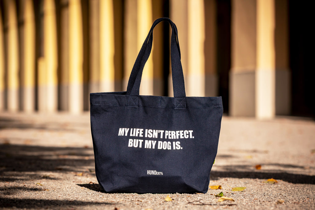 Schwarze HUNDert Prozent Tragetasche aus Baumwolle mit Aufdruck ‚My life isn’t perfect. But my dog is.‘ – robuste Stofftasche für Hundeliebhaber