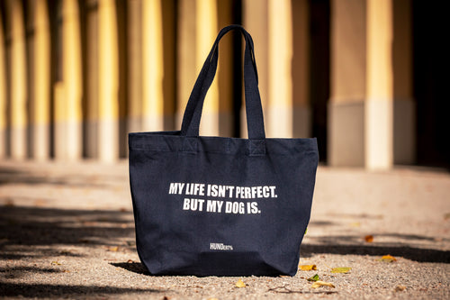 Schwarze HUNDert Prozent Tragetasche aus Baumwolle mit Aufdruck ‚My life isn’t perfect. But my dog is.‘ – robuste Stofftasche für Hundeliebhaber