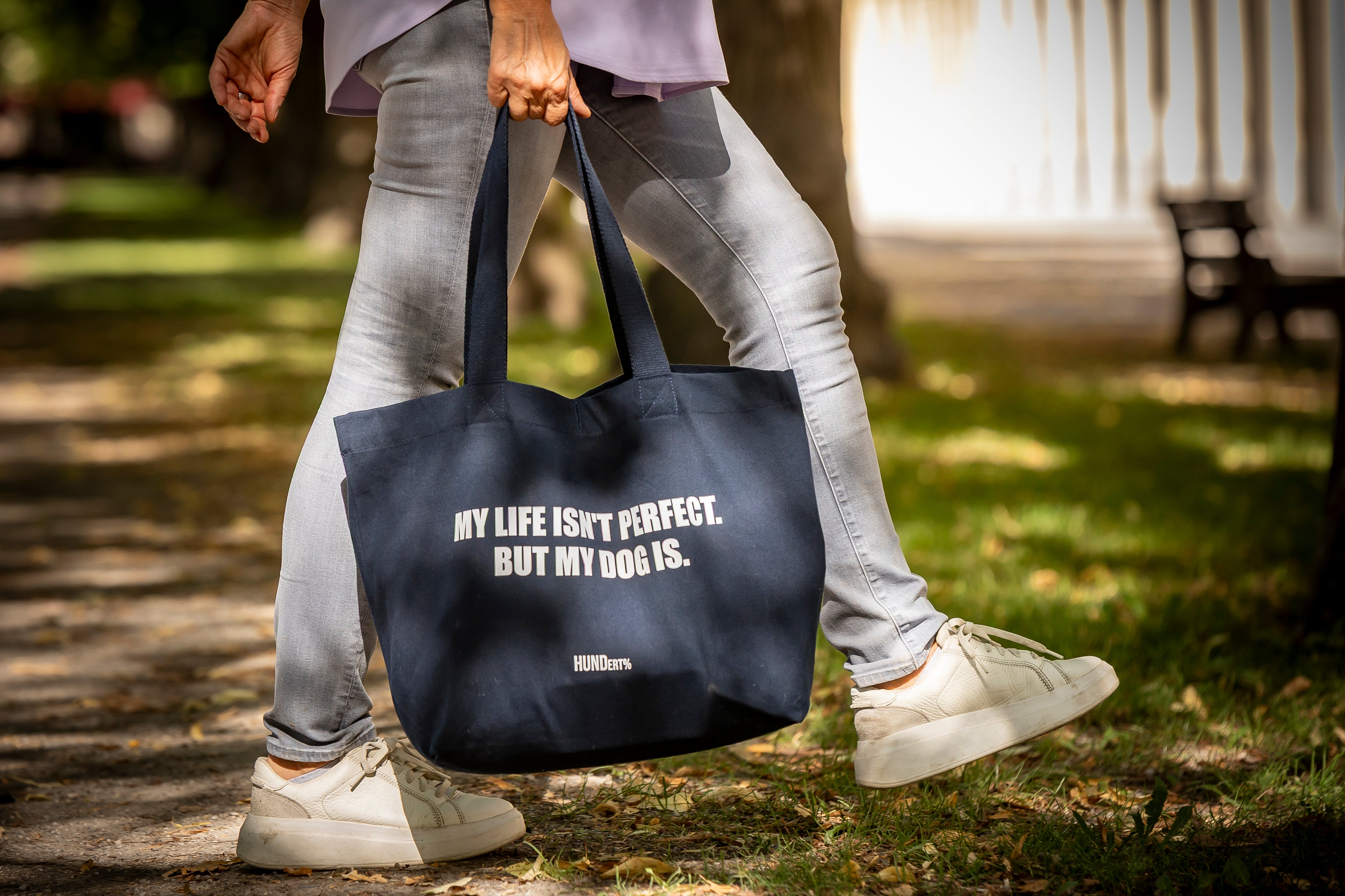 Dunkelblaue HUNDert % Tragetasche mit Aufdruck ‚My life isn’t perfect. But my dog is.‘ – nachhaltige Stofftasche für Hundeliebhaber