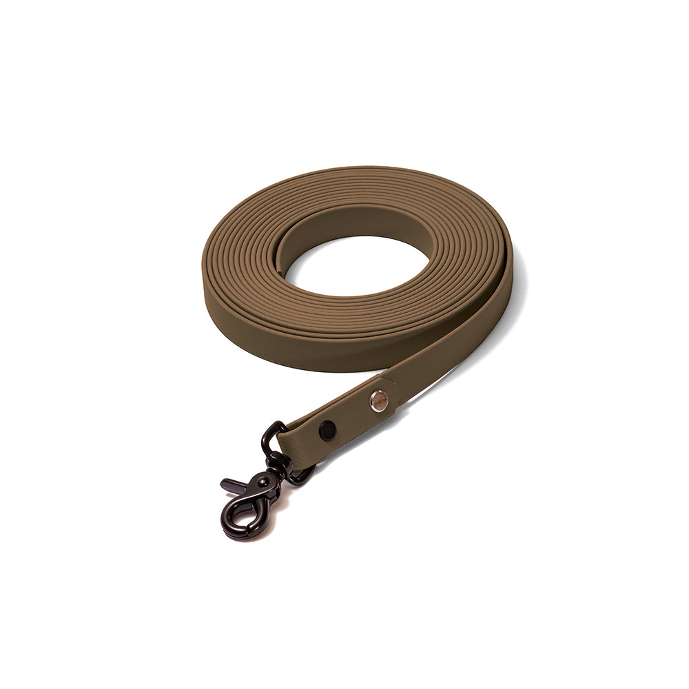 Schleppleine BioThane Waldpfad – Military Olive mit Beschlägen in Schwarz